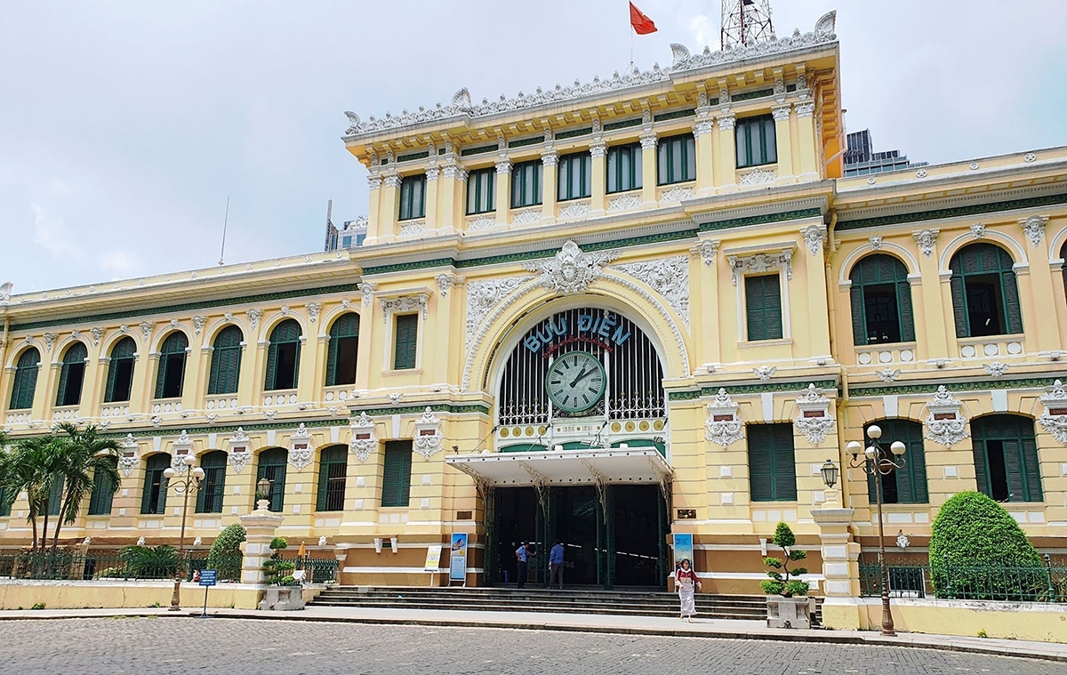 Saigon Central Post Office – A stunning example of French colonial architecture in Ho Chi Minh City, featuring grand arches, intricate details, and a historic charm
